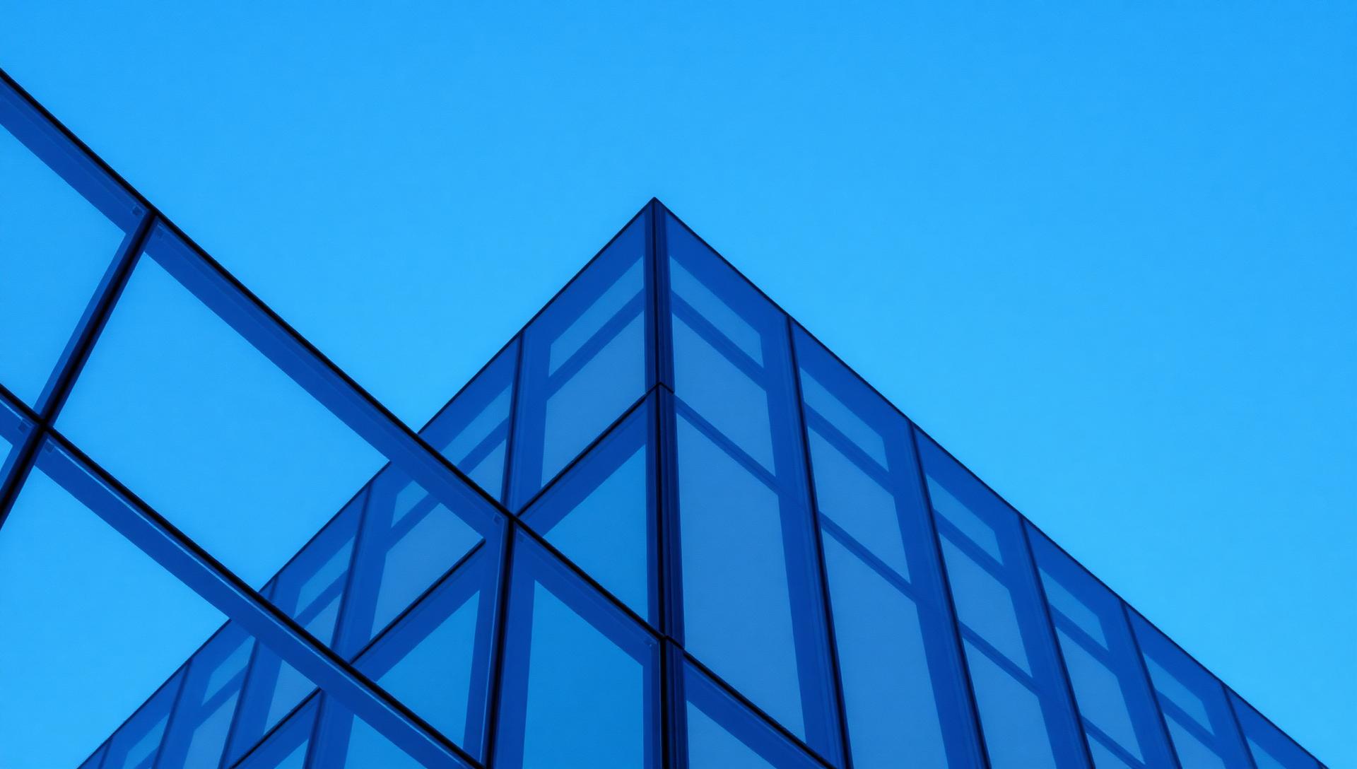 Architektonisches Detail einer Glasfassade — Symbol für technische Präzision